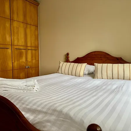 ゲストハウス Cosy Double With Dedicated Bathroom ネース